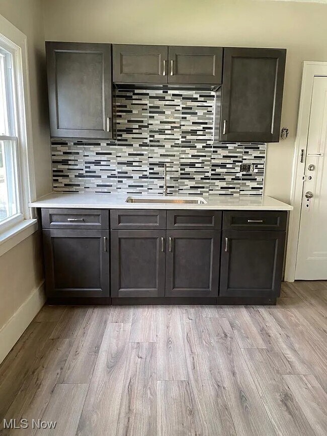 Foto del edificio - 2215 Chesterland Ave