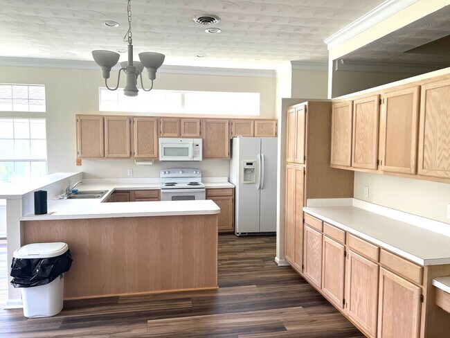Building Photo - Pet Friendly, Unfurnished, 3 Bedroom, 2 Ba...
