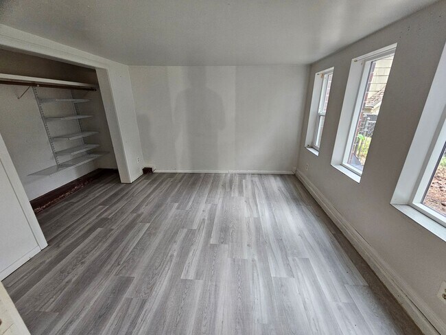 Building Photo - Brem Top Bottom Duplex