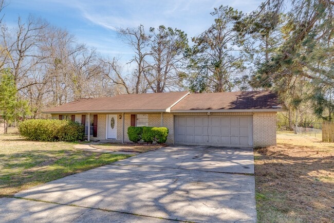 Building Photo - 32 Forest Dr