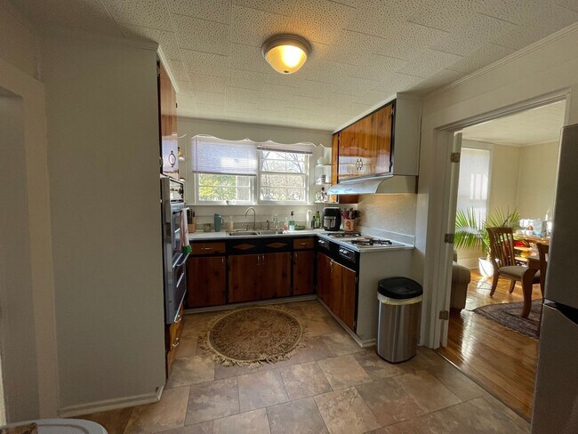 Building Photo - Three Bedroom Boulevard Bungalo