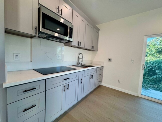 Photo - 147 E 59th St Apartment