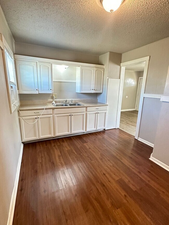 Foto del edificio - NOW AVAILABLE - 3 Bedroom Home + Fenced Ba...