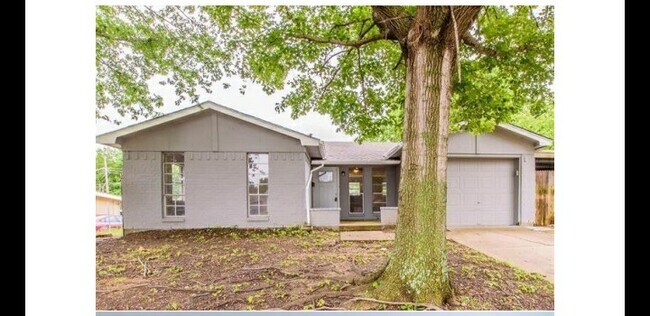 Building Photo - 910 Piedmont Dr