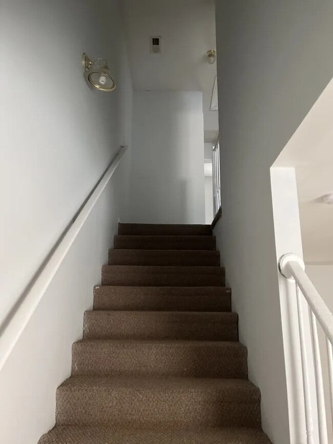 Building Photo - 2 Bedrooms 1.5 bathroom