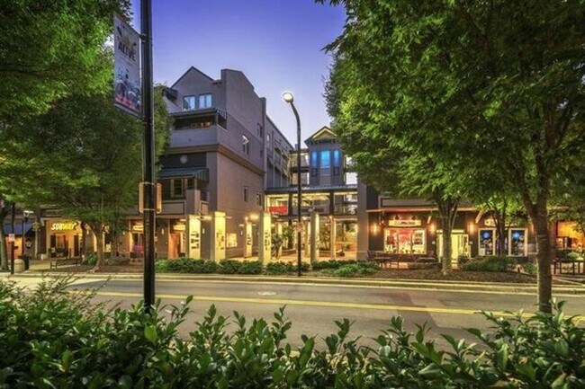 Building Photo - Incredible Main Street apartment!