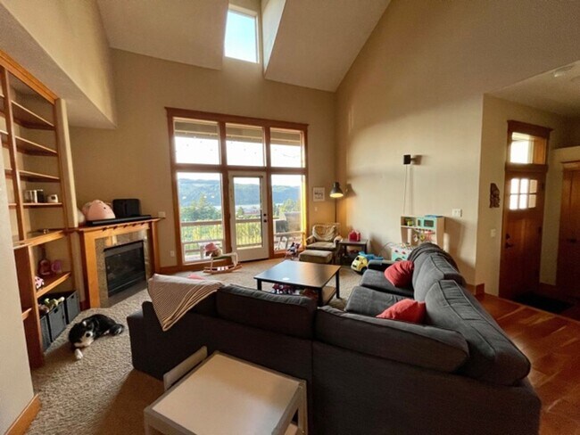 Foto del edificio - 4 Bedroom Home For Rent In Cascade Locks