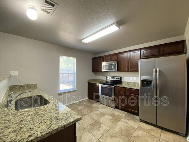 Building Photo - 408 Kylar St
