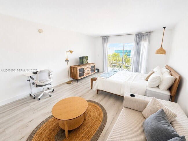 Foto del edificio - 650 NE 64th St