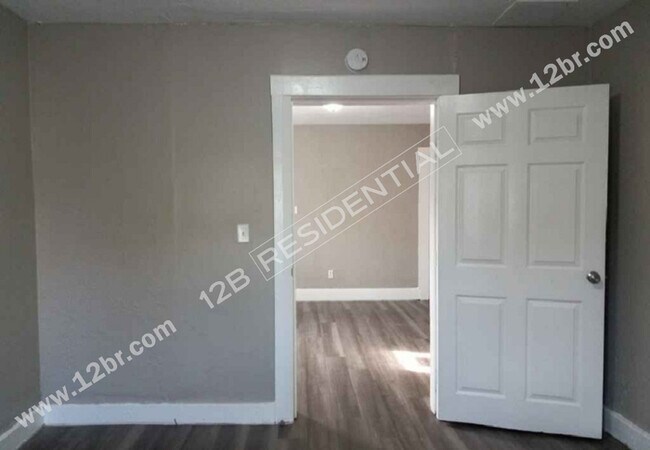 Foto del edificio - 2-Bed 1-Bath Lower Apartment in East Toledo