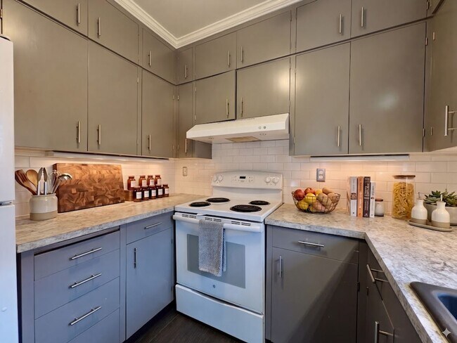 Foto del edificio - Spacious 2 Bedroom 1 Bathroom Unit Located in a Great Area Just a Few Blocks From The Hawthorne D...