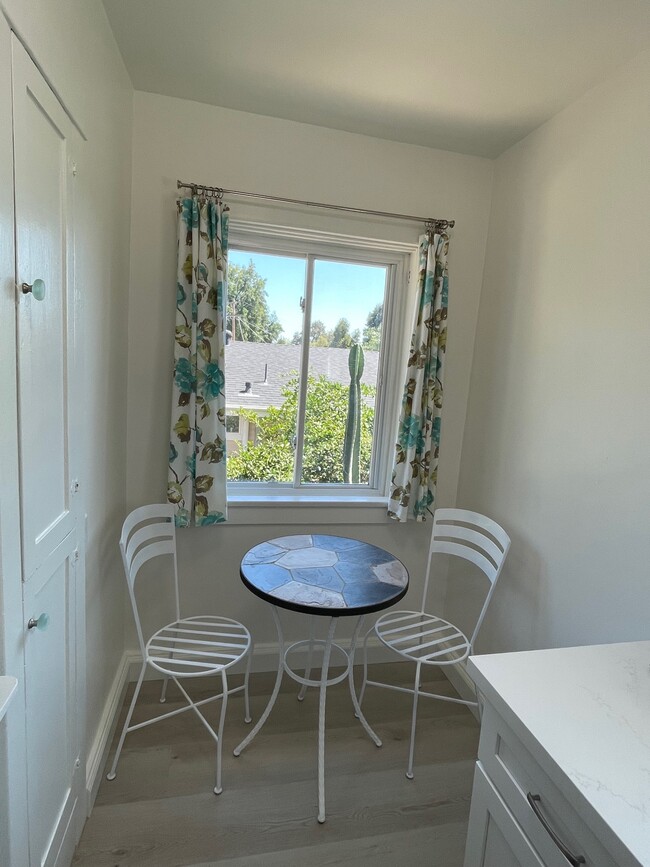 kitchen eating nook - 1038 Glen Arbor Ave