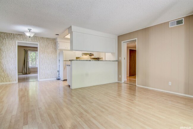 Foto del edificio - 5039 Cypress Ave