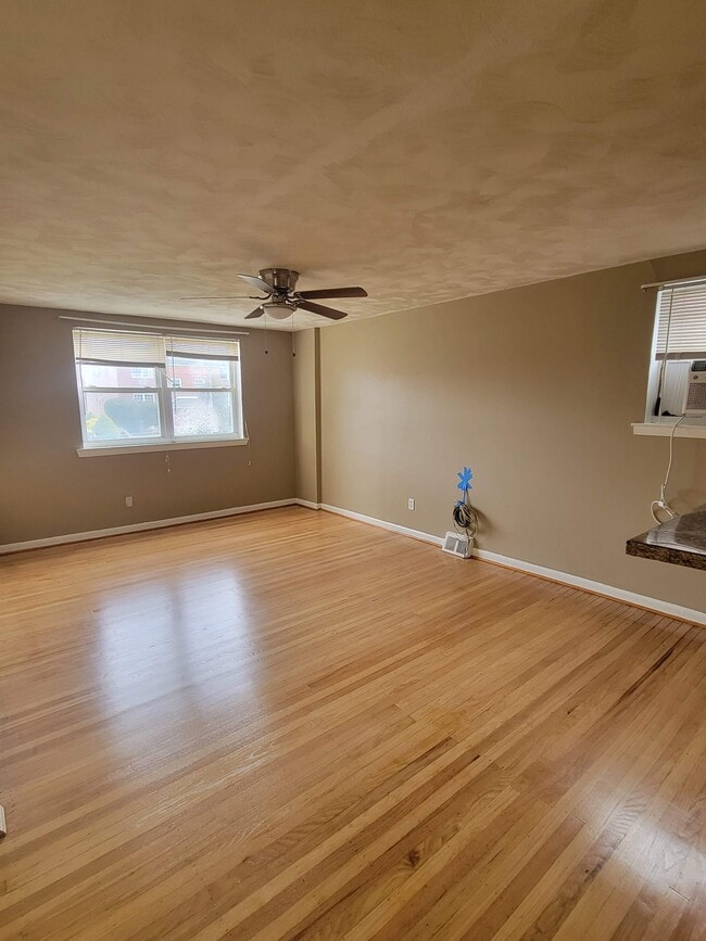 Building Photo - 9448 Lansford St