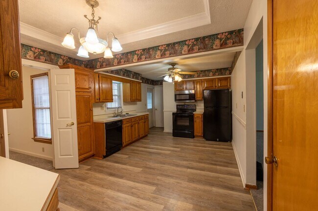Building Photo - 4 br, 3 bath House - 5605 Arvis Drive