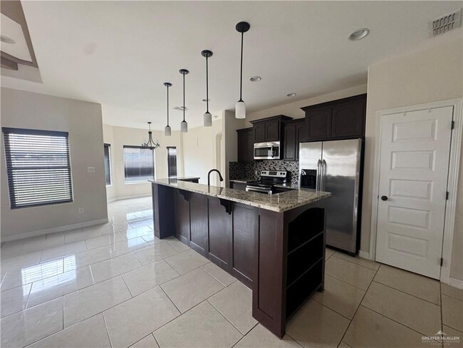 Building Photo - 13 Candy Ln