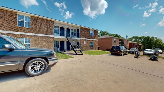Building Photo - Updated 3 bedroom 2 bath fourplex with sta...