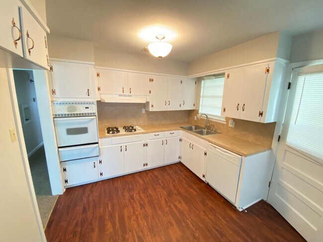 Building Photo - 3bd/1ba $950/Month