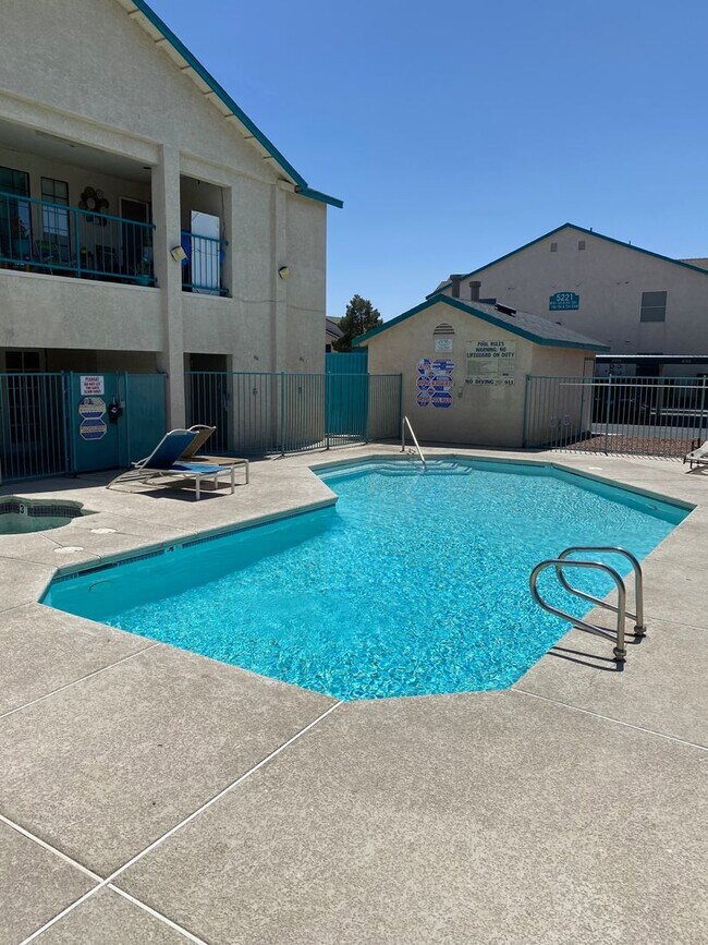 Building Photo - Adorable 2 bedroom 2 bath condo on the fir...