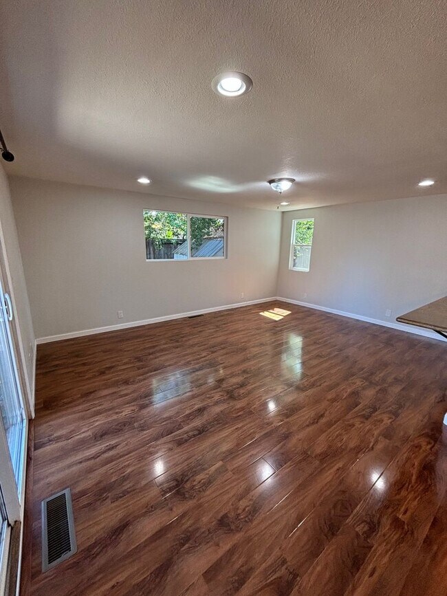 Foto del edificio - Updated 3 Bedroom 2 Bathroom Single Family...