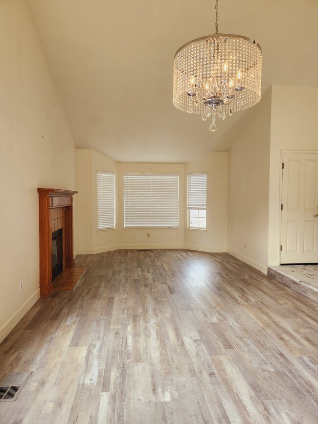 Building Photo - 1814 Evalane Way