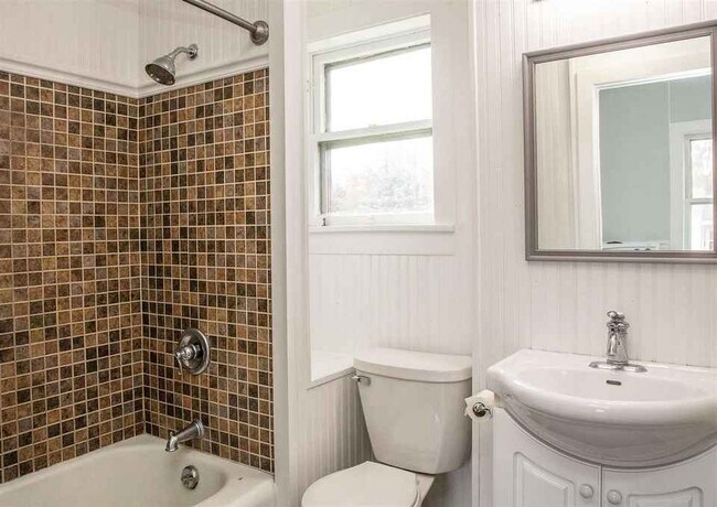 Foto del edificio - 108 N Main St