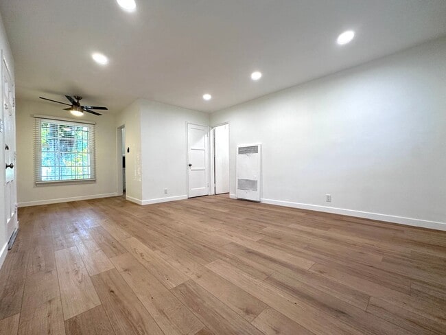 Building Photo - Updated Apartment Unit with Stylish Upgrades