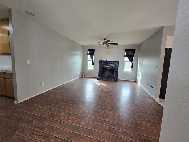 Building Photo - 3 BR 2 BA Available Now