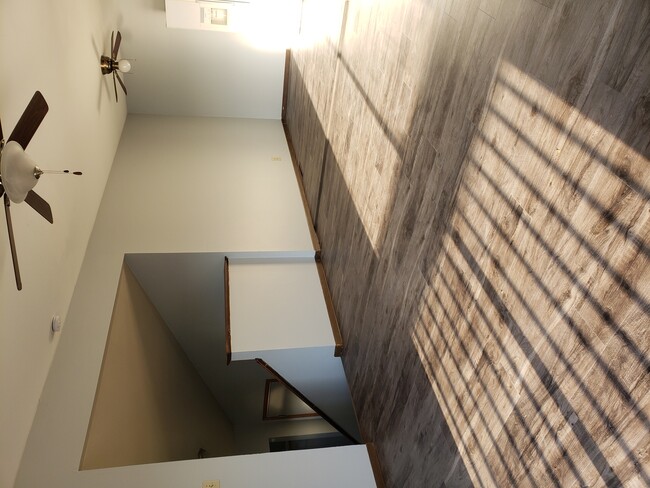 Building Photo - 449 E Hillcrest Dr