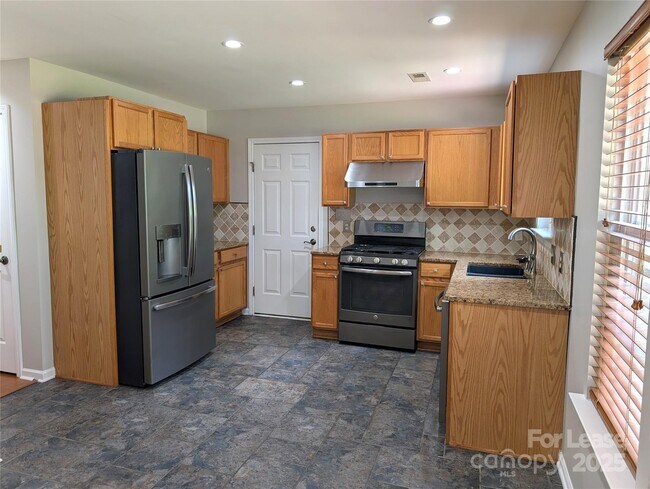 Foto del edificio - 9935 Redbud Tree Ct
