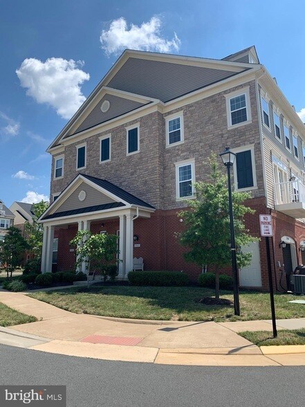 Foto del edificio - 42602 Hardage Terrace