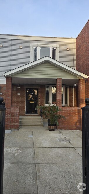 Front - 495 Snediker Ave