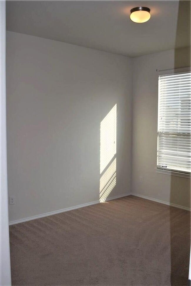 Building Photo - Like New 3BR SFR w/ Covered Patio & Fenced Yard in Haslet