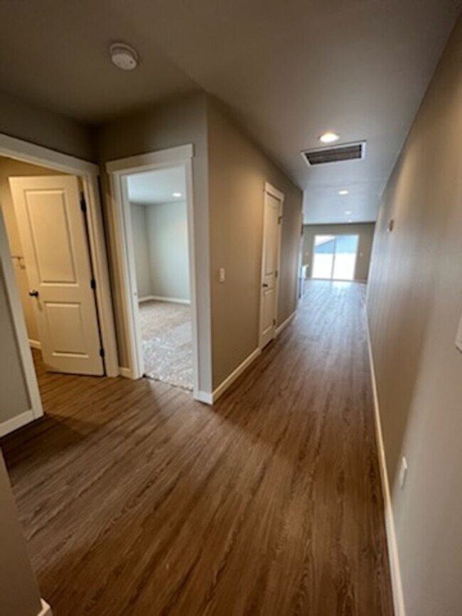 Foto del edificio - 3 bed/2 bath rambler style home! Attached garage, fenced back yard & A/C!