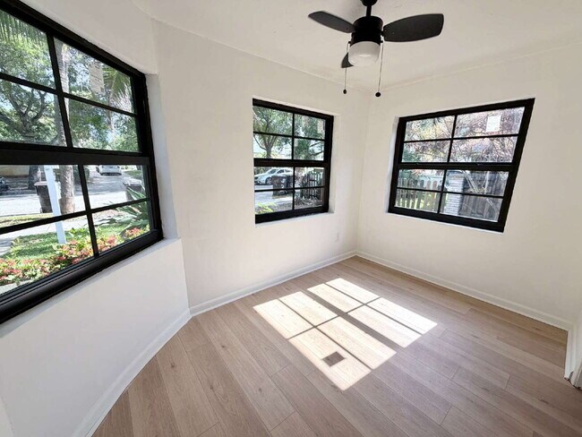Foto del edificio - "Charming 1-Bedroom Retreat in West Palm Beach – Spacious 700 Sq Ft Haven!"