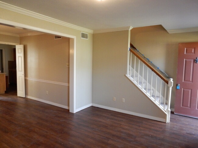 Building Photo - 2 Bedroom 1.5 bath Townhome $300 off 1st Month Special