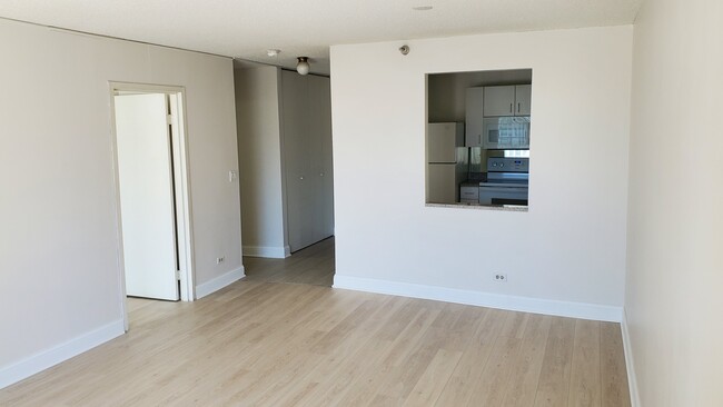 Living / Dining Room - 1212 N LaSalle Dr