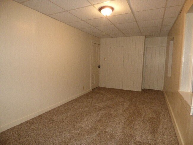 Building Photo - 522 W Broadway