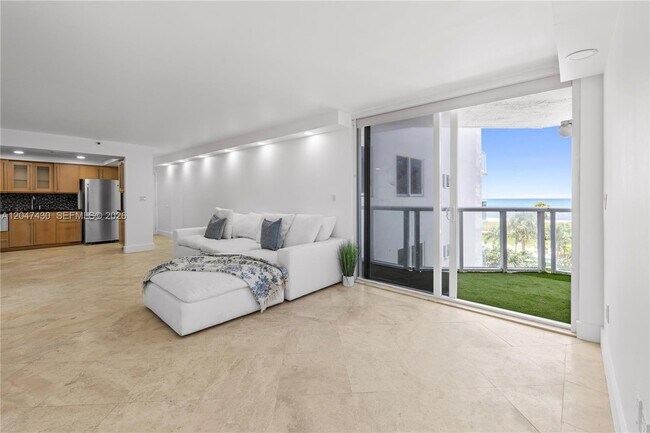 Building Photo - 2457 Collins Ave
