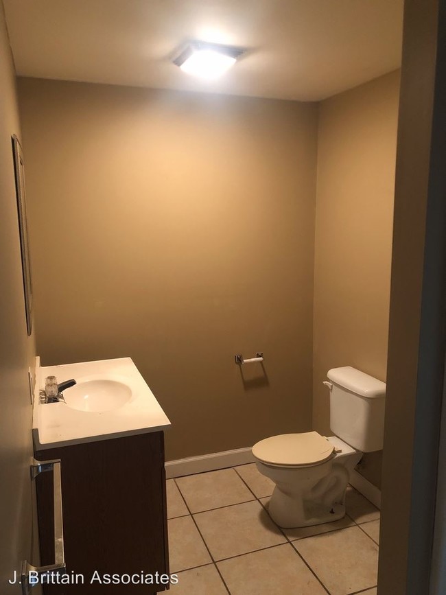 Building Photo - 2 br, 1 bath House - 1021 S Leighton Ave