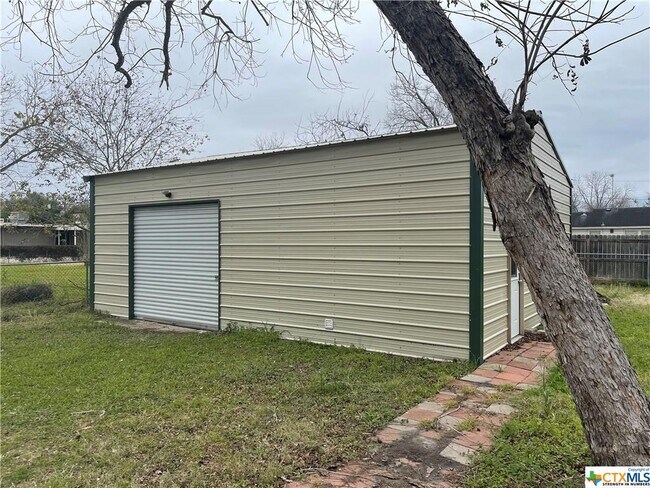 Building Photo - 1304 E Park Ave
