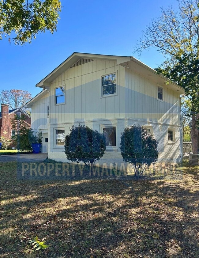 Foto del edificio - Charming two story home with garage and la...