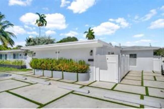 Building Photo - 1041 NE 9th Ave