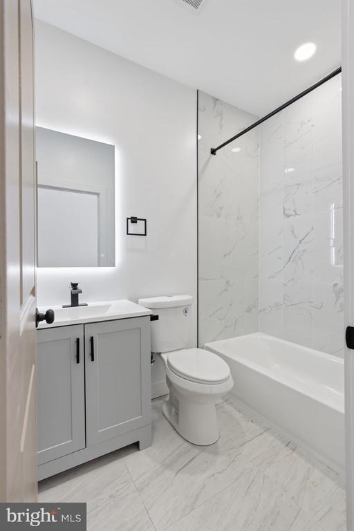 Building Photo - 65 Oaktree Dr