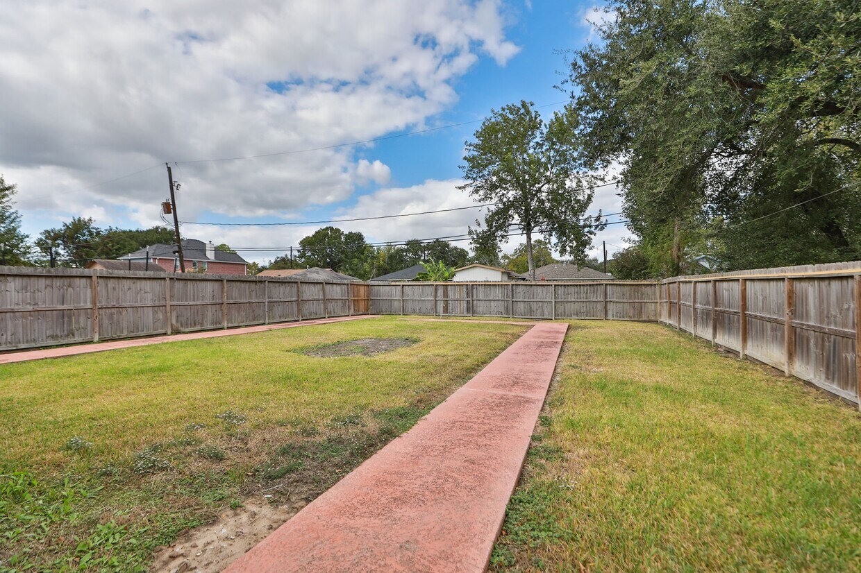 Building Photo - 913 Avenue M