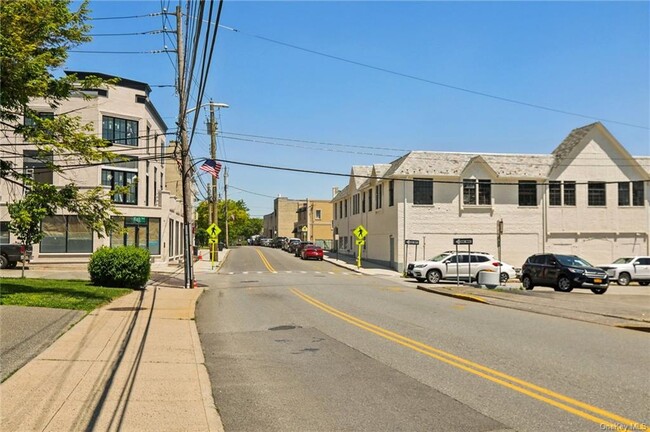 Building Photo - 281 E Main St