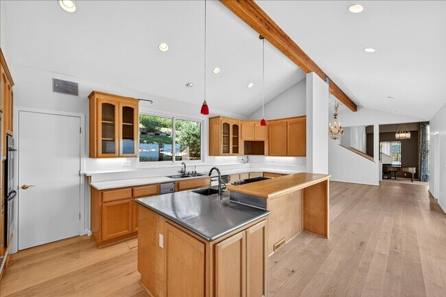 Foto del edificio - Gorgeous Executive Home Over Downtown Los Gatos