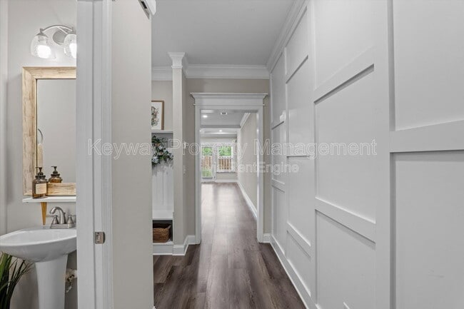 Building Photo - 1043 Linsmore Ave