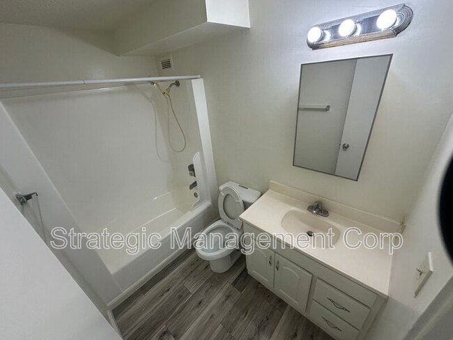 Building Photo - 1301 Lusitana St
