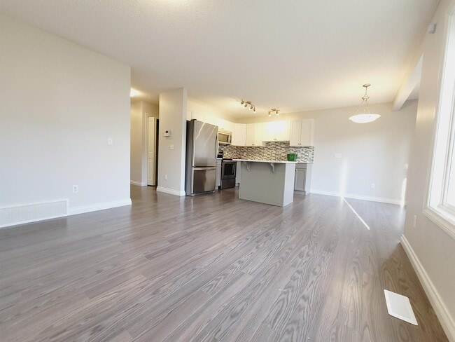 Photo du bâtiment - 445 Brintnell Blvd NW